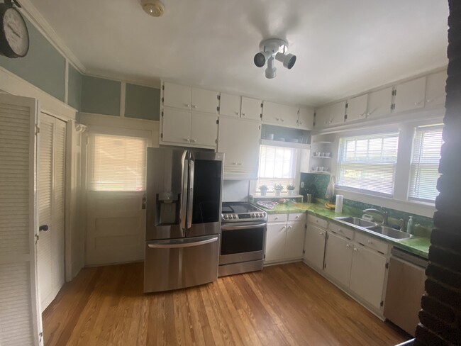 Kitchen - 607 E 11th Ave