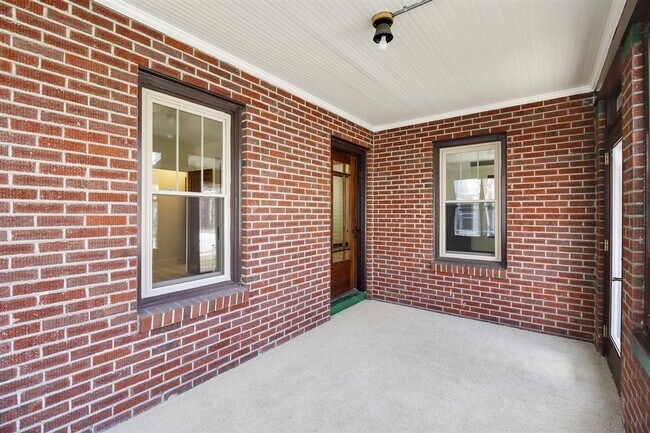 Foto del edificio - 5 bed, 3 bath updated home on Campus -  AVAILABLE AUGUST 2026