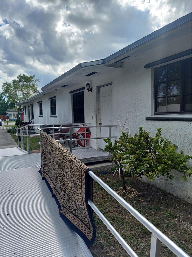 Foto del edificio - 5731 SW 26th St