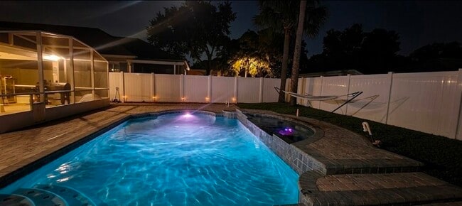 Building Photo - 310 Woodleaf Dr