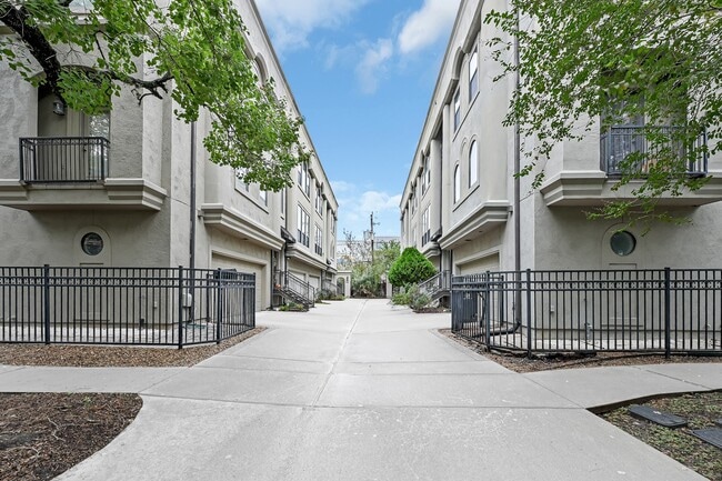 Building Photo - 2414 Dorrington St