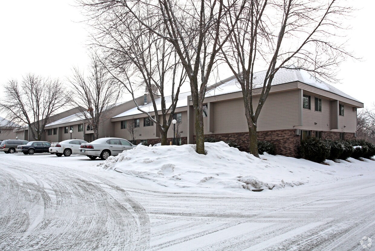Cardinal Manor Apartments in Willmar, MN