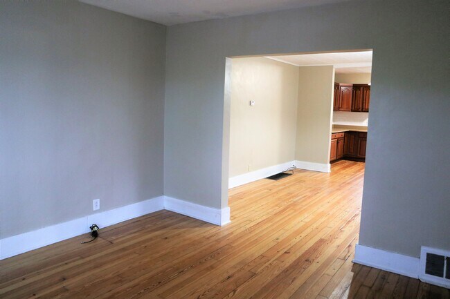 Building Photo - 806 Conrad Ave