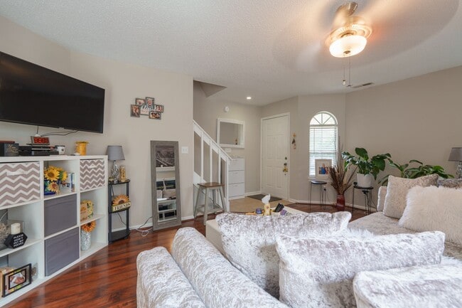 Building Photo - MOVE IN READY 2 Bedroom in the Heart of Vi...