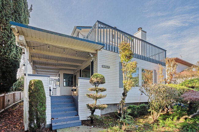 Building Photo - 6807 Aurora Ave N