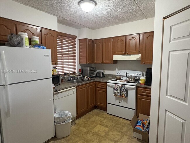 Foto del edificio - 6155 NW 186th St