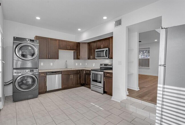 Foto del edificio - 6211 Manor Rd