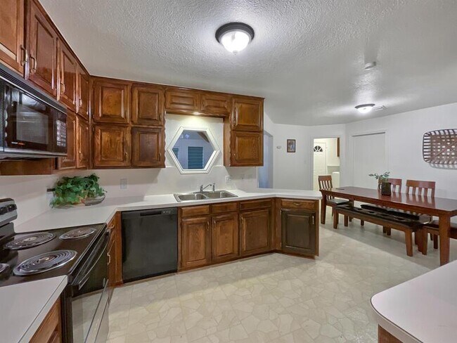 Building Photo - 2120 Charolais Way