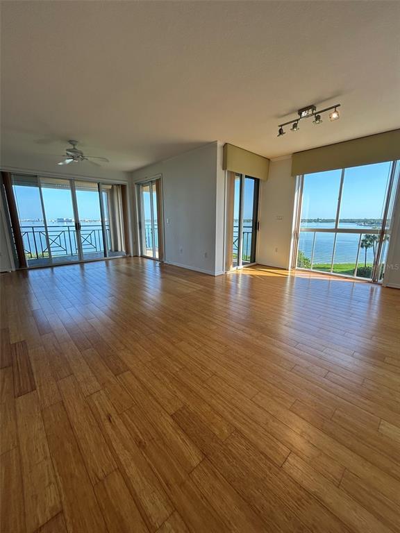 Foto del edificio - 4737 Dolphin Cay Ln S