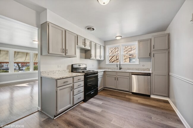 Kitchen - 9021 Lavergne Ave