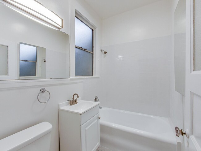 Foto del edificio - Bright, Renovated 1BD with In-Unit W/D and...