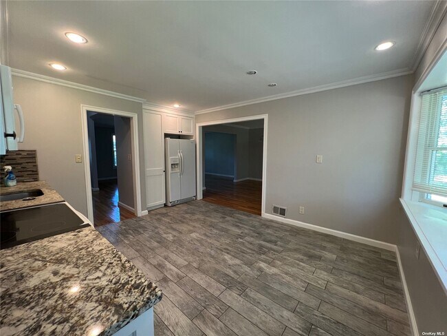 Foto del edificio - 28 Woodland Dr