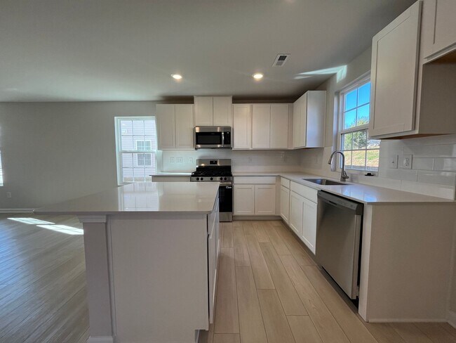 Foto del edificio - Brand New 3/2.5 Townhome Available In Reidville - Ready To Move In!