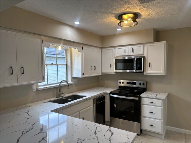 Building Photo - 10902 Bob White Dr