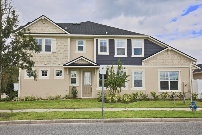 Primary Photo - Beautifully Appointment 3/2 Modern Townhom...