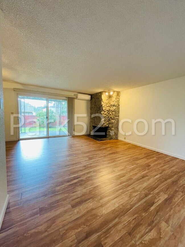 Building Photo - 1020 Panorama Dr