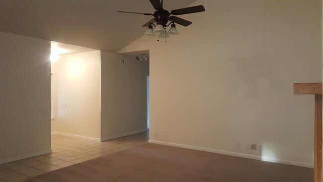 Foto del edificio - 710 N. CRUMAL CT  4 BEDROOM 2 BATHROOM  VI...