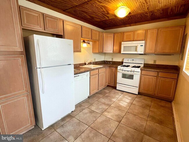 Building Photo - 598 Wakefield Dr