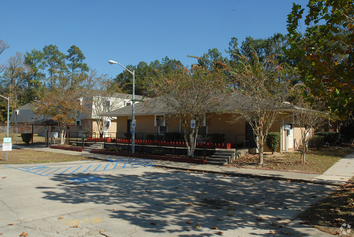 Building Photo - Autumn Trace