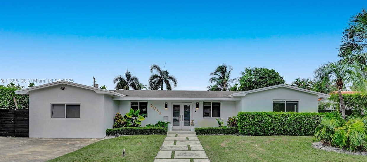 Foto principal - 2055 NE 202nd St