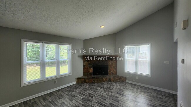 Foto del edificio - 5566 Windwood Rd