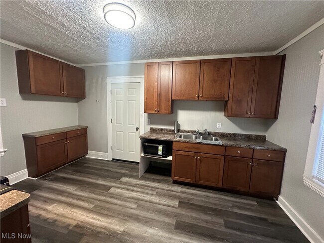 Foto del edificio - 3301 Tampa Ave