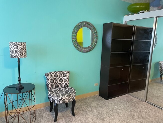 Espejo, silla, estantería - 1550 Rycroft St