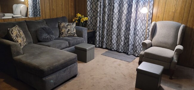 Building Photo - 609 1/2 W. Burney St