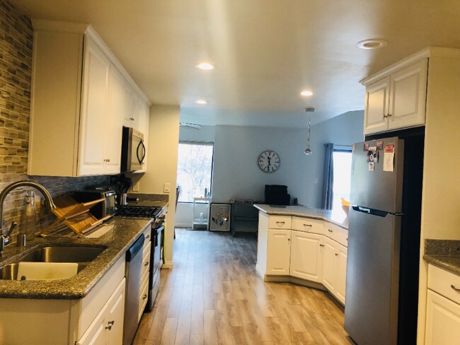 Foto del edificio - 6684 Reservoir Ln