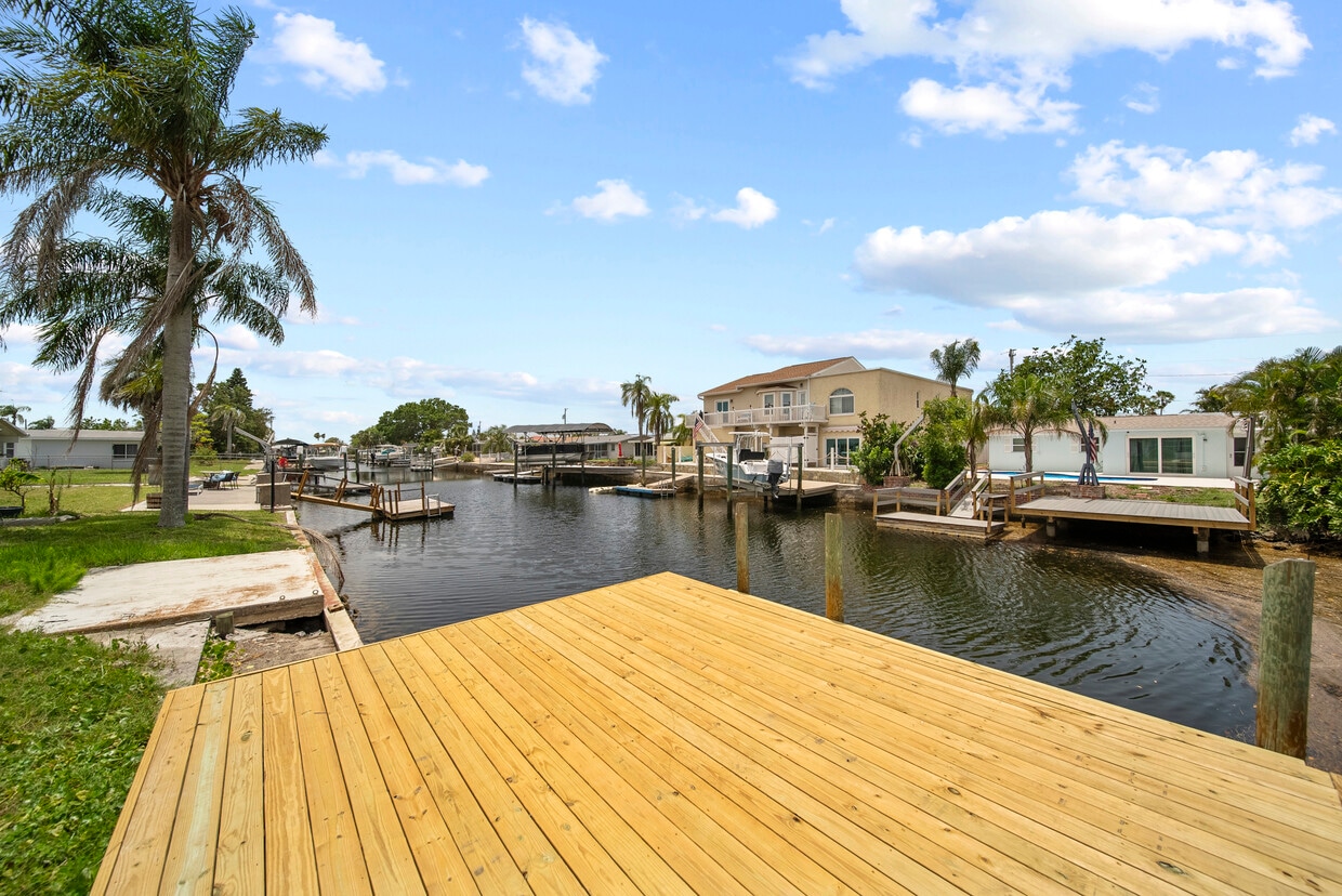 Building Photo - 13715 Maria Dr