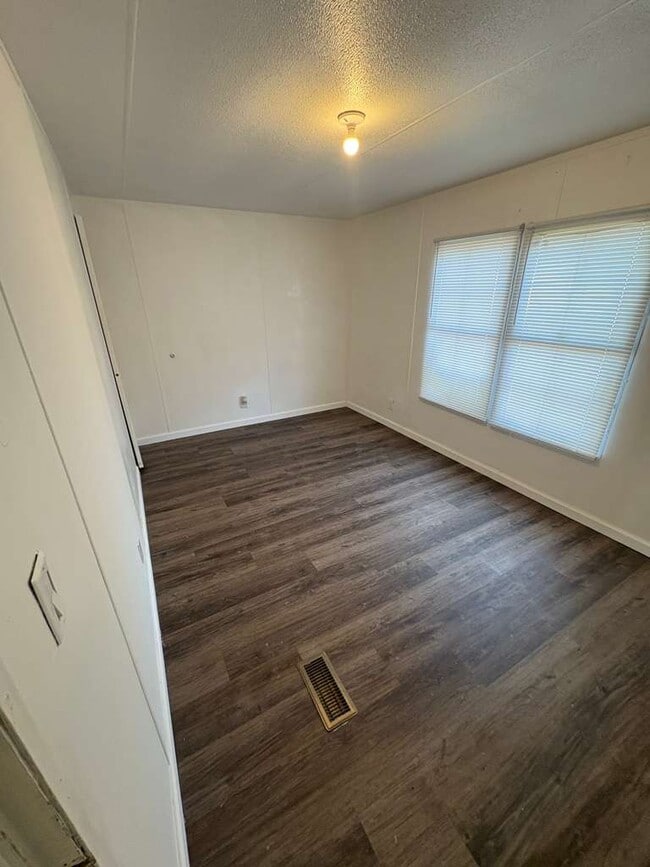 Building Photo - 736 Green Acres Ln