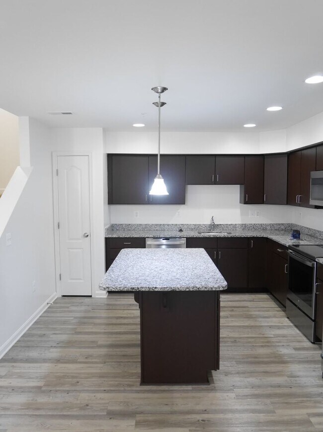 Building Photo - MOVE- IN READY! End-Unit Townhouse: Elders...