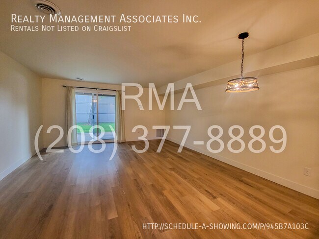 Building Photo - Recently Remodeled