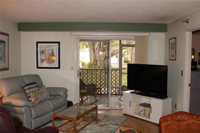 Foto del edificio - 6304 Pointe W Blvd W