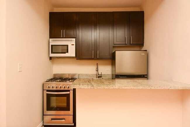 Building Photo - 4619 N Paulina St