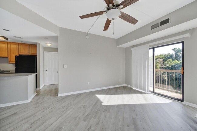 Building Photo - Lovely Two Bed Two Full Bath Condo in Fort...
