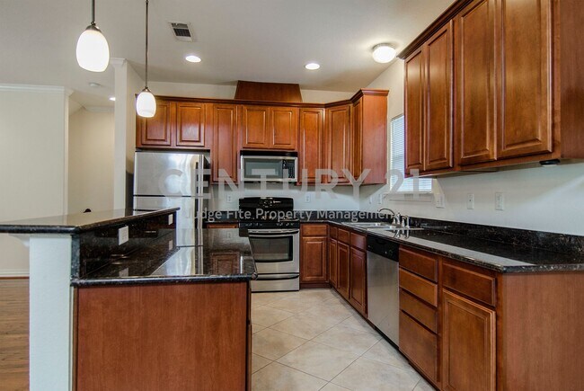 Foto del edificio - Beautiful 3-Story 2/2.5/2 Townhome For Rent!