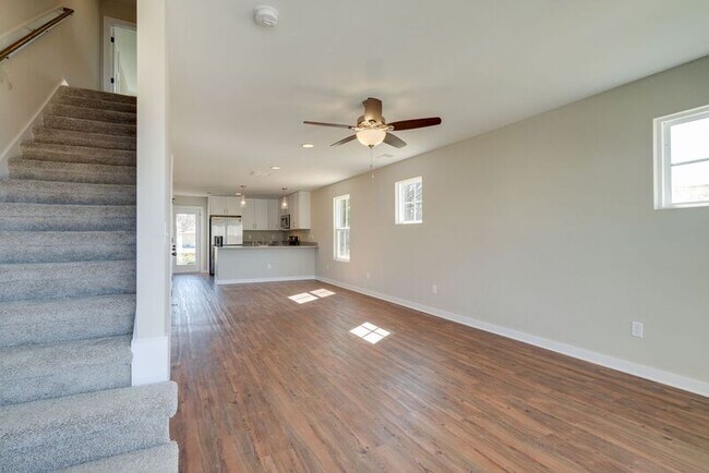 Building Photo - 634 Hadley Ave