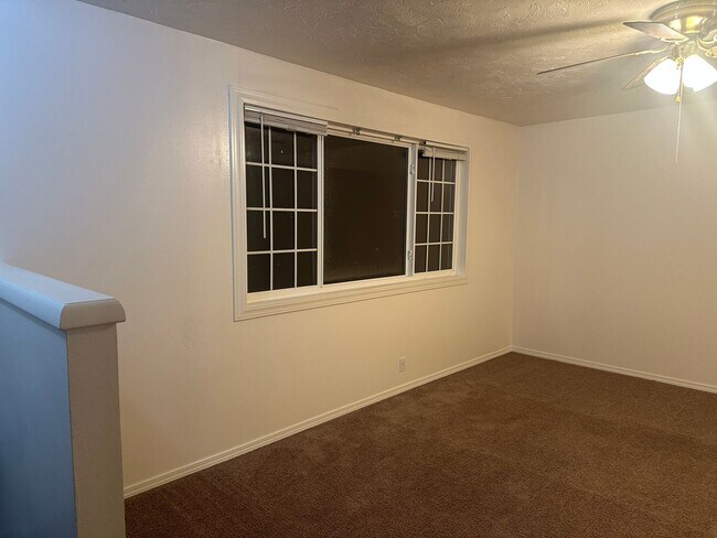 Foto del edificio - Spacious and recently updated, this 6-bedroom, 3-bathroom home in Ammon