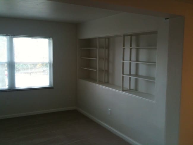 Building Photo - 30 Narcissus Dr