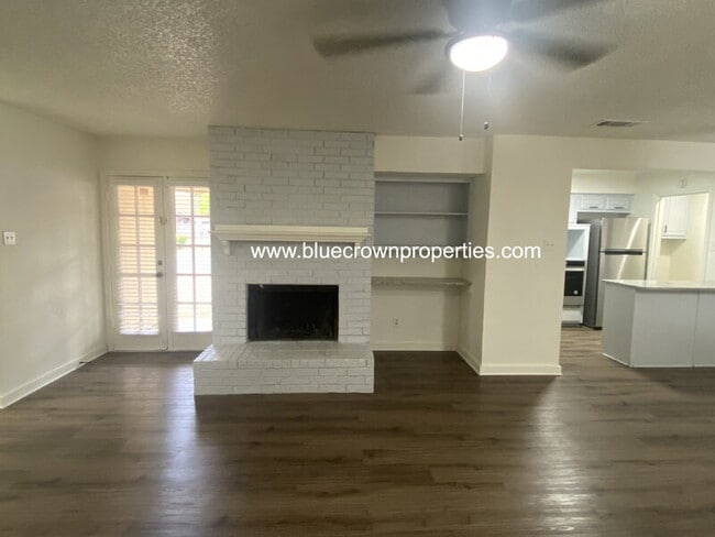 Building Photo - 1916 Spindletop Dr