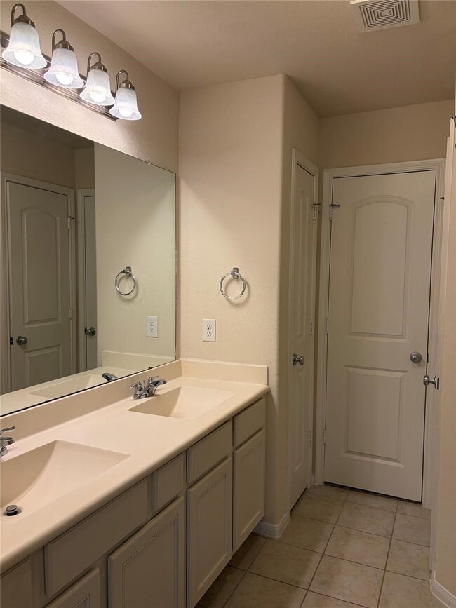 Building Photo - 14915 Silver Br Trl