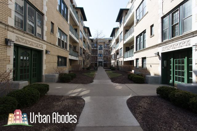 Building Photo - 4312 N Clarendon Ave
