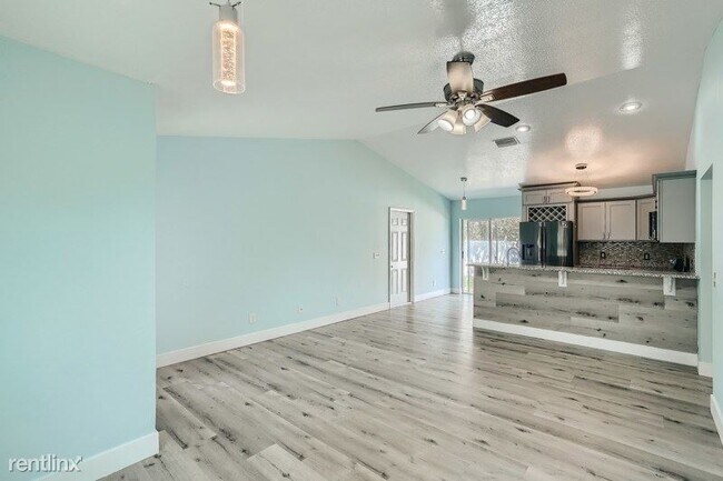 Building Photo - 3 br, 2 bath House - 5215 Peach Avenue UNIT