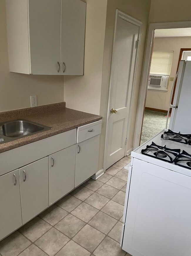 Building Photo - Nice Affordable 1 Bedroom Apartment on the...