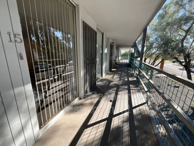 Foto del edificio - 6936 E 4th St