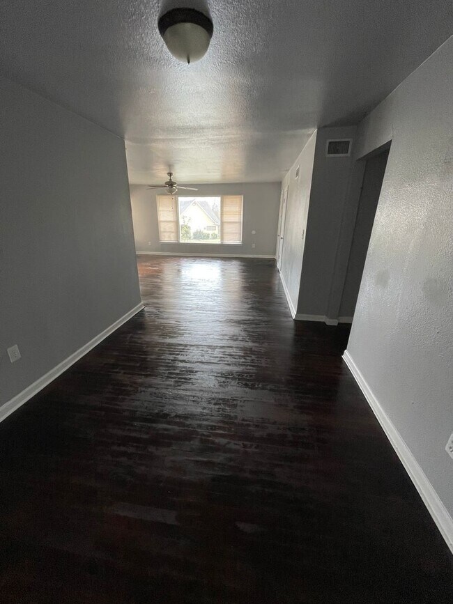 Building Photo - Single-Family Home Available!