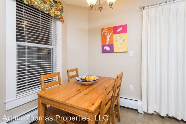 Building Photo - 2 br, 1.5 bath House - 432 Spruce St. Unit 2