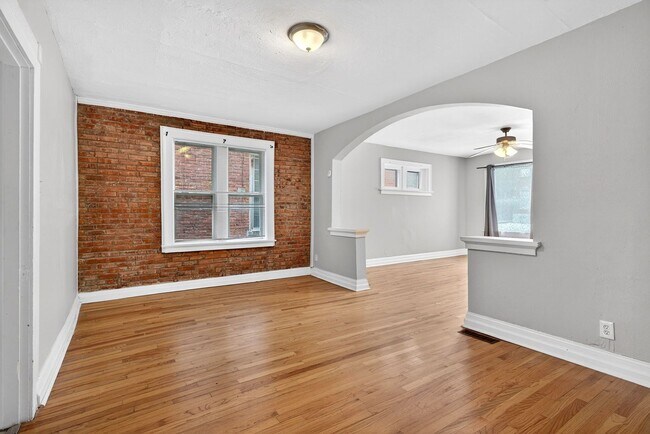 Foto del edificio - Spacious 3-Bed, 2-Bath Home with Private Deck & Garage