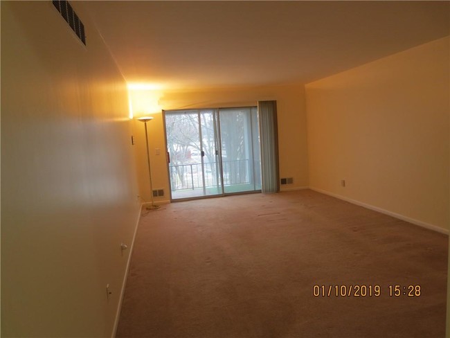 Building Photo - 27718 Echo Valley W